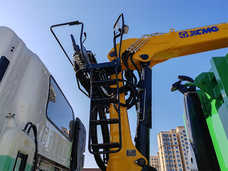 Beiben hook lift garbage truck with crane