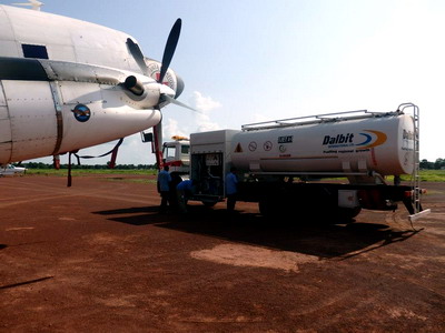 التزود بالوقود في مطار بيبين شاحنات صهريجية للعملاء الكونغو