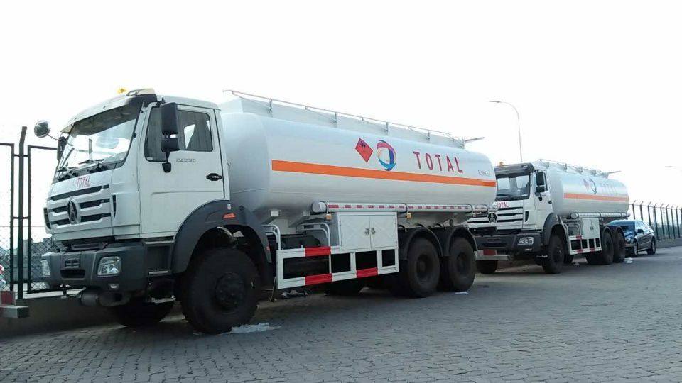 تصدير شاحنة صهريج وقود بيبين إلى بلد الشرق الأوسط