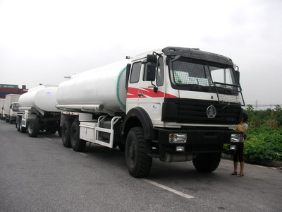 بيبين 6 * 6 محرك شاحنات صهاريج الوقود يتم التصدير إلى الكونغو، 