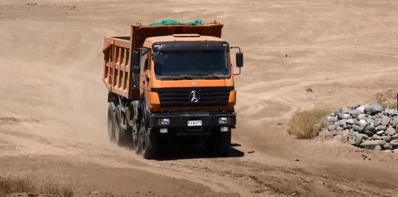 بيبين 50 T شاحنة قلابة ثقيلة في موقع العمل.