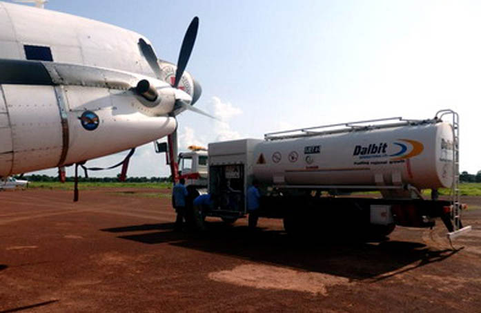 شاحنات صهاريج التزود بالوقود في مطار بيبين لعملاء الكونغو
